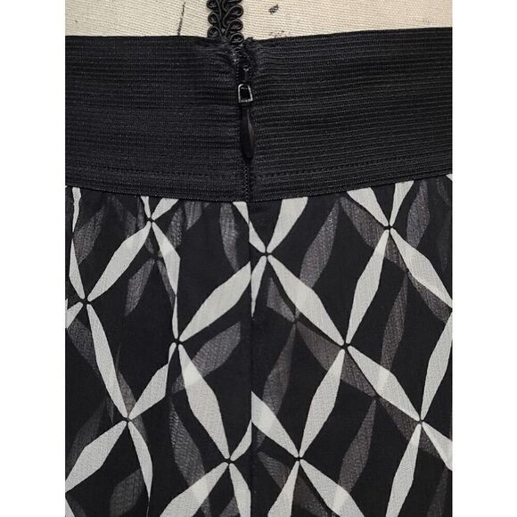 🖤🤍 WHITE HOUSE BLACK MARKET Geo Print Black White Tulle Trim Midi Skirt SIZE 2 - Picture 2 of 13